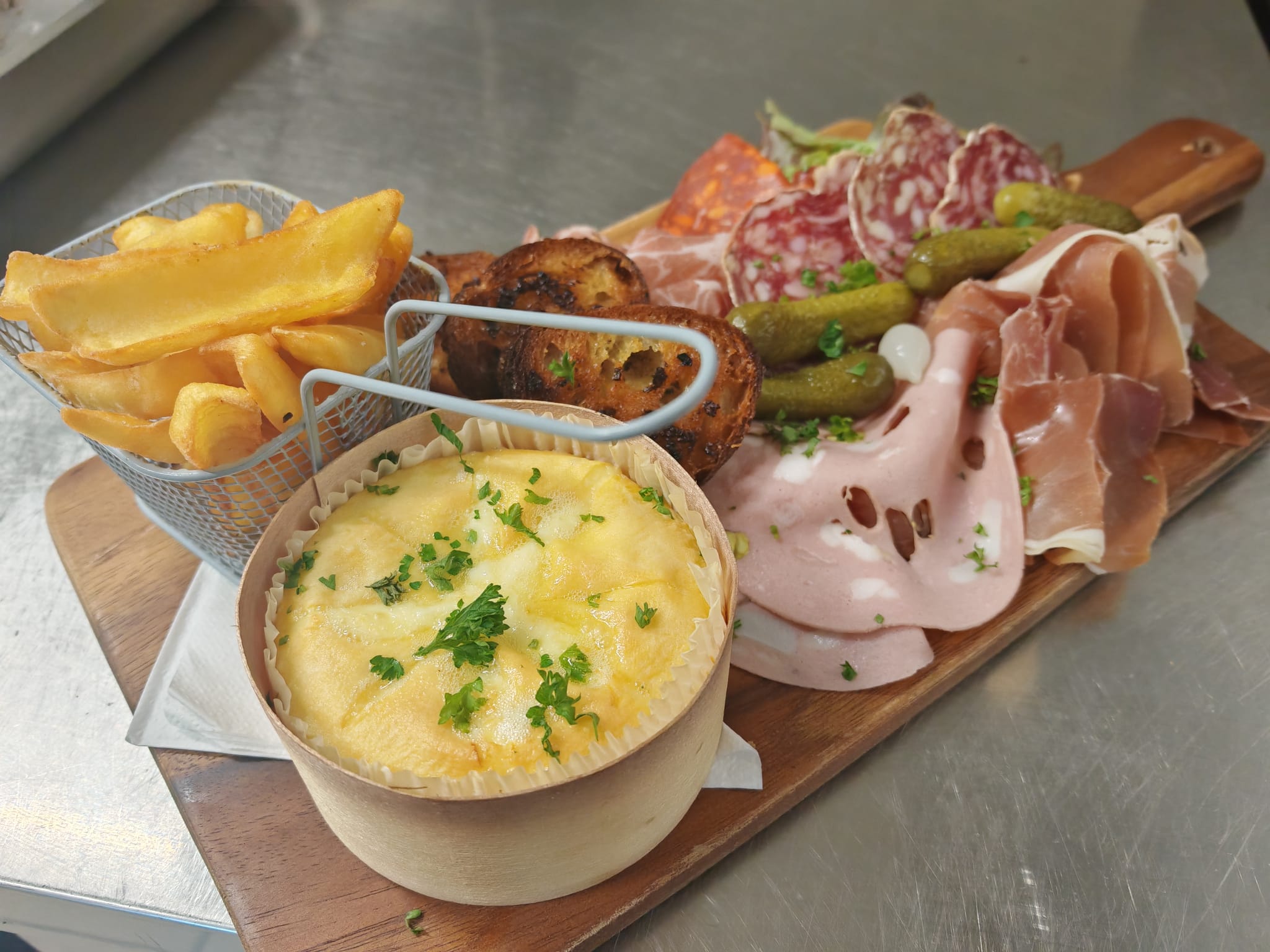 Planche charcuterie camembert rôti et frites maison